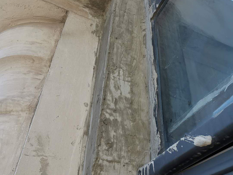 窗户外墙防水维修:首先在对防水墙处理的时候一定要对墙体进行检查，看一看墙体有什么裂缝，或者不均匀的地方，这些地方需要处理过后才能对墙体进行防水处理。严禁在墙面上留下空，裂缝，凹凸不平等问题，而且在外部进入室内的管子穿过墙体的也要做好密封性。找平层施工应该注意以下注意事项。 ⑴砂浆应严格按配比进行，严格计量，控制水灰比，严禁施工过程中随意掺水； ⑵对抹灰砂浆应分层抹灰，尤其是高层建筑，局部外墙抹灰较厚，这就需要进行分层批灰，每层抹灰厚度不应超过2㎝，如厚度过大，在分层处应设钢丝网； ⑶批灰砂浆可用聚合物防水砂浆； ⑷外墙抹灰脚手架拉接筋等，应切割后，喇叭口抹实压平，定浆后，可用铁抹子切成反搓，然后再刷一道素水泥浆。