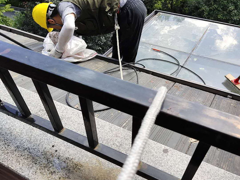 屋顶排水沟维修：检查排水沟的接缝有没有漏洞。可以用与排水沟材质相同的金属片来修补小洞。大多数排水沟用的是铝或铜。使用不同的金属来修补排水沟将会出现腐蚀现象。在损坏的区域涂上厚厚的一层屋顶粘合剂，然后将补片按压在合适的位置，并按排水沟的形状弯曲补片。将更多的屋顶粘合剂涂抹在补片边缘以起到隔水作用。