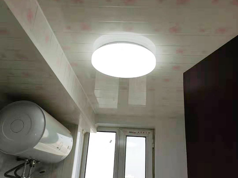 浴室灯具安装：对于浴室灯具安装的高度来说，一般规定是灯具安装高度不低于2米，当灯具安装高度低于2.4米时，其灯具外壳的金属体必须接零或接地可靠。而在浴室中一般是站着照镜子的，所以浴室镜下方离地面的高度至少要有135cm的距离，而灯具的安装也应该满足浴室镜高度的要求。如果家庭成员间的身高差距比较大，特别是有孩子的家庭中，可以适当的调整浴室镜的高度。因为浴室是用水频繁的地方，因而浴室灯具选择上，尽可能的实用性为主。灯具的造型并且要以安全为主，确保安全卫浴每一天。