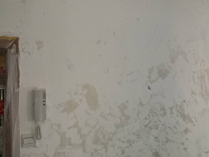 墙面铲除翻新：旧墙的基本处理包括清理旧墙面原有的乳胶漆和腻子层的铲除、木装修、其他表面装饰物（如壁纸）的拆除，如果只是装修了一两年的墙面，墙面的腻子可以不用铲除，用钢刷和砂纸打磨墙面后就可以重新涂刷乳胶漆，如果装修时间较长的就需要将腻子层铲除后再进行后续工序。切记旧墙面一定要进行处理，不能直接涂刷，粉化严重的墙面要铲除后，抹上一层白水泥，再进行涂刷。 墙面涂刷底漆的作用是抗碱防潮、封固基材、保护面漆，提高面漆的质感和遮盖力。如果没有刷底漆就直接上面漆的话，时间一长墙面就容易起泡、发霉，经阳光长时间照射也