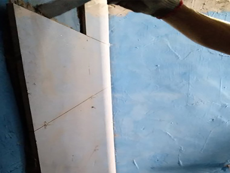 墙面瓷砖铺贴施工：（1）基层处理：将尘土、杂物彻底清扫干净，不得有空鼓、开裂及起砂等缺陷。 （2）弹线：施工前在墙体四周弹出标高控制线，在地面弹出十字线，以控制地砖分隔尺寸。 （3）铺贴：铺设选用1：3干硬性水泥砂浆，砂浆厚度25mm左右。铺贴前将地砖背面湿润，需正面干燥为宜。把地砖按照要求放在水泥砂浆上，用橡皮锤轻敲地砖饰面直至密实平整达到要求。 （4）勾缝：地砖铺完后24h进行清理勾缝，勾缝前应先将地砖缝隙内杂质擦净，用专用填缝剂勾缝。 （5）清理：施工过程中随干随清，完工后(一般宜在24h之后)再用棉纱等物对地砖表面进行清理
