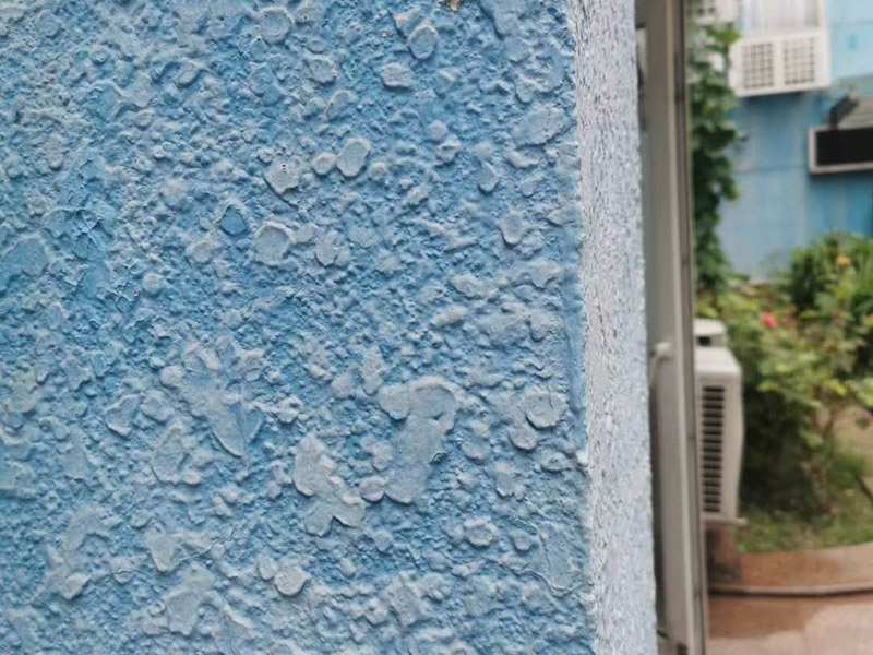 幼儿园墙面粉刷:首先，基层处理。先要将墙面起皮或松动的部分给清理干净，可以用水泥砂浆进行处理。如果墙体存在细微的裂缝，那可以用牛皮纸结合白色乳胶将其填补好;但如果是轻体墙和保温墙等非承重墙，那尽量选择质地比较好的墙布或网格布，同样也使用乳胶进行修整。 其次，批刮腻子。通常都建议选用颗粒细度较高，而且质地较硬的腻子进行操作。当然，也可以在腻子里添加适量的乳胶，其目的是为了提高腻子的硬度。不过腻子要批三遍才可，而且应厚一些，但在批第2和第3遍的时候需要薄一些，这样才会使墙面看起来既平整又光滑。 然后，刷底漆。对于墙面的每个地方都应均匀的刷到底漆，这样涂一遍就可，否则就要多涂好几次了。但是如果墙面的吃漆量较大，那可以在底漆中适当加些清水，不过也要保证涂刷均匀，不然会影响效果。待底漆完全干透之后，才可进行下一个步骤。 最后，面漆的涂刷。至于面漆就不要加水了，以免影响漆膜的厚度和手感。而滚筒的选择也要好且细，这样刷出来的漆膜才会细腻，摸起来也才会舒适。但在刷面漆的时候要注意墙壁的边边角角。一般来说，面漆只要涂刷两遍就可，不过每一遍之间应相隔一段时间，待完全干透之后才算真正的完成。