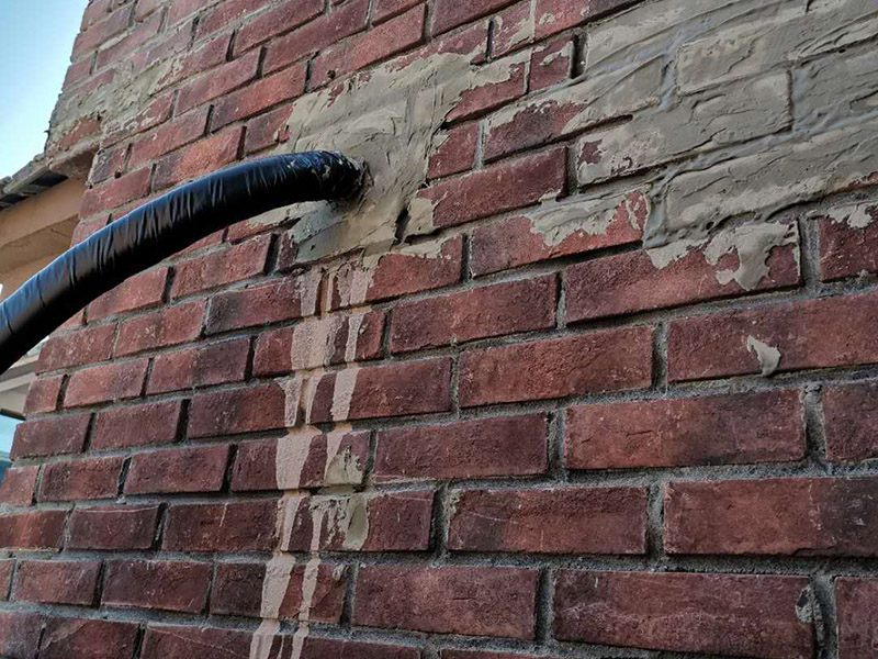 墙体打孔遇到钢筋别冲动，正确墙体打孔的方法要避开钢筋和电线