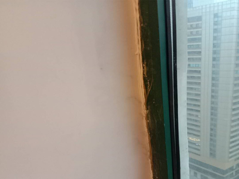 窗框打防水胶案例：窗框与墙体固定时，先固定上框，后固定边框，采用塑料膨胀螺栓固定。各楼层窗框安装时均应横向、竖向拉通线，各层水平一致，上下顺直。框与洞口之间的伸缩缝内腔均采用闭孔泡沫塑料，发泡剂等弹性材料填塞，表面用密封胶密封。 铝合金门窗防水胶，为了门窗的密封保温不走风，建议在缝隙的3倍基础上施胶、用抹布打湿水清理表面灰尘、晾干后开始施胶，施胶过程保持匀速、尽量在门窗两面施打密封胶。