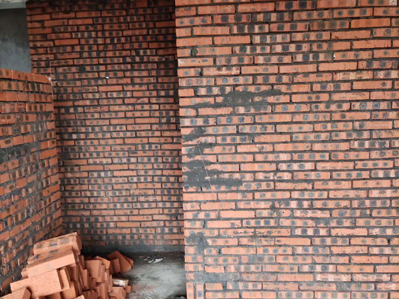 全屋红砖砌隔断：砌墙肯定是要有砖的，常用的材料有红砖、轻体砖、水泥压力板、石膏板等等，砖体不同，砌出来的新墙效果也是不同的，要是考虑到新砌墙需要一定的承重能力，那么最好是选择红砖，因为它的荷载面积更大，不过现在住房大多都是框架结构，墙体不再是主要的城中提，所以现在新房子装修更流行用多孔砖来新砌墙。 新砌墙之前，需要先把地面浇湿，然后画线做模具，把砌墙要用的砖都浇湿，顶棚的交界处也不要漏掉。如果是卫生间或者是厨房，新砌墙下面还要做有个防水的地梁，最好是带有卫生间原有的防水地梁一块浇筑，这样防水力会更好，等到地梁干透之后再砌新墙。