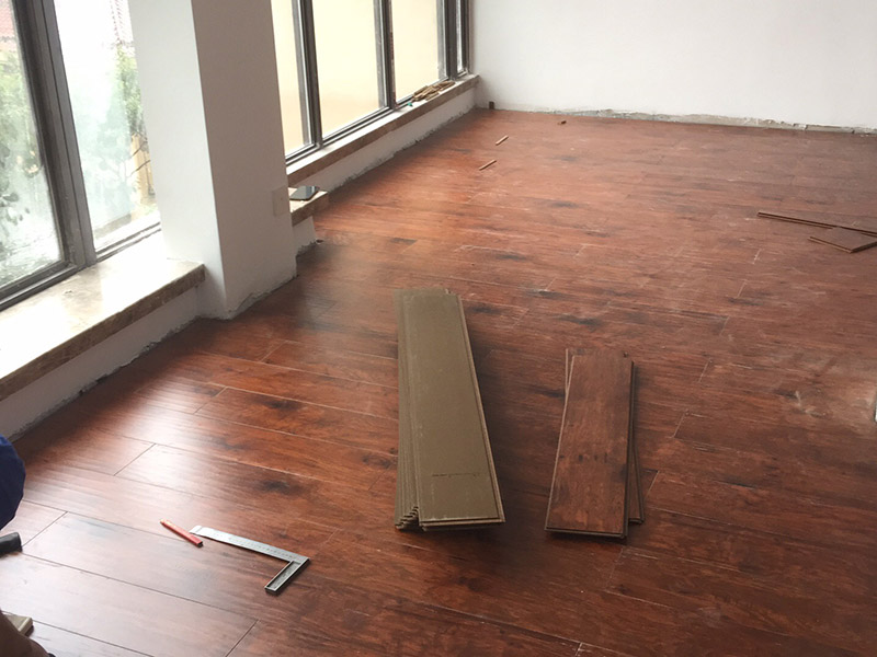 木地板安装方案:首先对于实木地板的安装肯定要做好事前的检查，检查地面是否平整，地面的表面的各种高低值要不相差3mm，其地面还要干燥，整洁，要不留一点杂质,地板安装的施工方法是采用平铺式的施工方法，将地板距离墙边、立柱等一些固定的物体之间的距离要留出大约9mm的长度，铺装的时候，还要确保每块地板需要错开30cm进行铺装，这样看其来就非常美观。铺装时，现在地面上铺一层大约2mm厚度的地垫，其材质高密度聚乙烯制成，接口处需要用胶带将其封住，然后再在地面上铺上一层厚度为0.5mm以上的薄膜，然后在接缝处重接至50mm以上，最后用胶带进行密封。