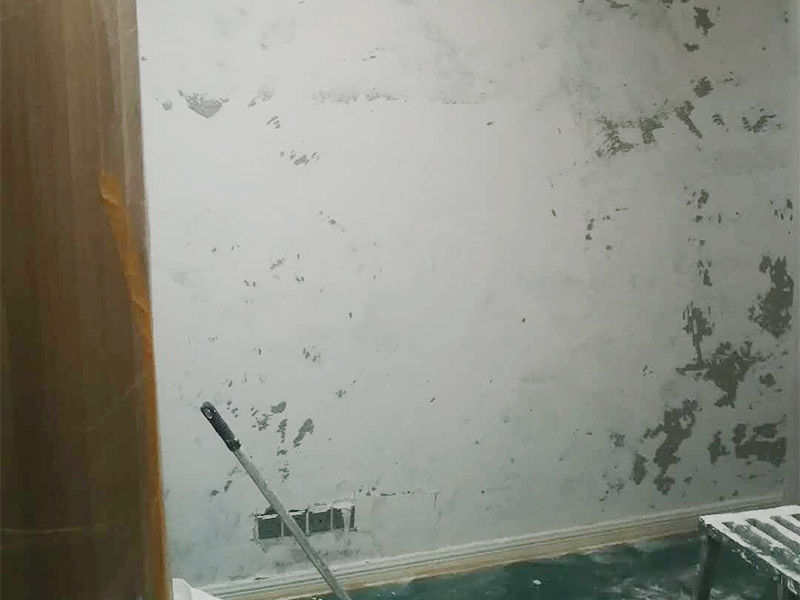 全屋墙面铲除翻新：首先用水将墙面浸湿，这样在铲除墙面时比较省力，墙面必须要铲到露出水泥砂浆面。然后是涂刷界面剂，一定要全部都刷到而且要均匀。墙面的裂缝通常都是用牛皮纸带及白乳胶来贴住，但不能保证它能百分百不再开裂。 2、 如果墙面凹凸不平，那么就需要用石膏来找平，误差最好不要超过0.5公分。非承重墙一般都是需要贴布的，所以最好选择质地好的墙布和白乳胶，有条件的话可以使用网格布，对于防裂效果会更好。 3、 在挑选腻子时应该选颗粒细度高及质地较硬的，或是把白乳胶添加到腻子中提高腻子的硬度。打磨墙面要选用细砂纸，砂纸如果过粗会在墙面上留下很深的砂痕，就算是刷漆也没办法遮盖住。墙面打磨之后要清扫一遍，否则粉尘过多会影响到漆的附着力。 4、 墙面在刷底漆时，一定要把每个地方都刷到并且要均匀。刷底漆要使用质地好滚筒，以免影响到底漆涂刷的效果。在腻子打磨之后，墙面都会留下一些比较难看的坑眼，特别是在刷漆后非常明显，所以需要找补。在找补时一定要打磨平整，为了避免出现色差坑眼在底漆里多加一点水再涂刷。