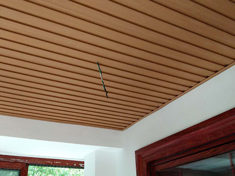 吊顶集成板安装：有必要对阳台的生态木天花板的位置进行详细测量，如周长，面积等，并根据生态木材的密度和大小计算生态木材的具体拆解尺寸。有计划的设计，确保阳台的天花板安装。明白无误的。主要使用一个特殊水平来测量阳台顶部的水平线，并校正平面度，以便用墨水线绘制基线的位置。此外，根据测量数据，拦截了生态木材和龙骨的具体尺寸。根据天花板的形状，可以预先找到形状的关键支撑点，吊线的位置等，从而可以平衡生态木天花板的重量，从而延长使用寿命天花板。