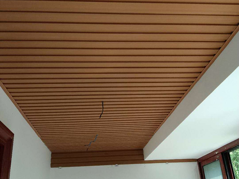 吊顶集成板安装：有必要对阳台的生态木天花板的位置进行详细测量，如周长，面积等，并根据生态木材的密度和大小计算生态木材的具体拆解尺寸。有计划的设计，确保阳台的天花板安装。明白无误的。主要使用一个特殊水平来测量阳台顶部的水平线，并校正平面度，以便用墨水线绘制基线的位置。此外，根据测量数据，拦截了生态木材和龙骨的具体尺寸。根据天花板的形状，可以预先找到形状的关键支撑点，吊线的位置等，从而可以平衡生态木天花板的重量，从而延长使用寿命天花板。