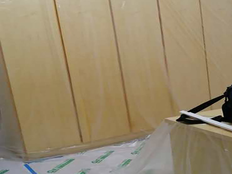地面成品保护：入户门扇用公司统一的门贴进行全面包裹保护，用透明胶带将保护膜粘贴牢固平整。 用标准保护膜将门框三面保护完整并固定牢固。 工程完工后拆除保护膜时如果有粘贴时的胶痕，应用酒精或专用的清污剂清除胶痕。 木地板施工前，将地面用吸尘器清理干净。 木地板施工后，用产品自带的防潮垫或标准保护在通道铺贴进行保护。