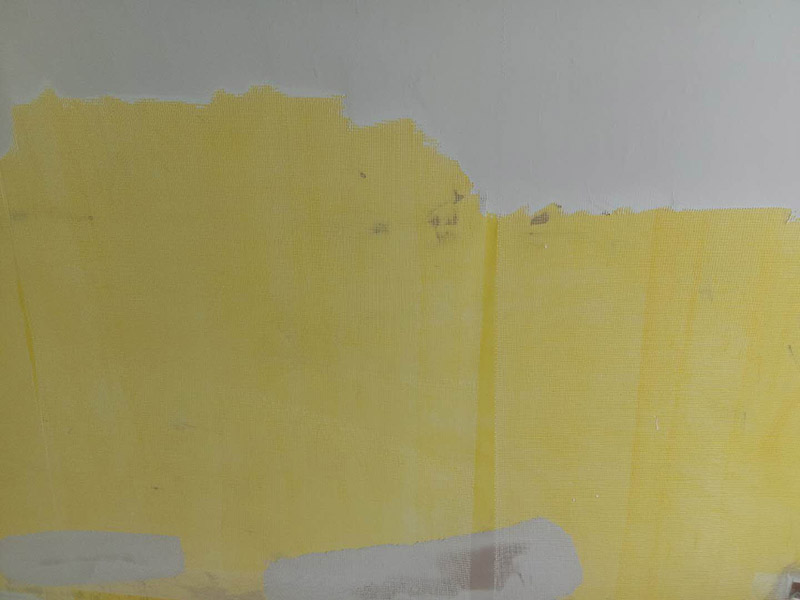局部挂网刮腻子：1、先对墙面涂刷一遍界面剂；2、查看一下墙面有没有裂缝的情况，如果有那么要利用白乳胶和牛皮纸，修复裂缝处；3，利用石膏对墙面不平整的地方进行找平，保证墙面的平整误差是在0.5公分以内；4、将网格布按照从上到下、从左到右的顺序平整的张贴在墙上；5、给墙面涂刷两遍到三遍腻子粉。