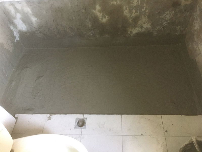 浴缸拆除防水案例：1.卫生间地面先做找平。如果要更换卫生间的地砖，在将原有地砖凿去之后，一定要先用水泥砂浆将地面找平，然后再做防水处理。这样可避免防水涂料因薄厚不均而造成渗漏。 2、接缝处要涂刷到位。卫生间墙地面之间的接缝以及上下水管道与地面的接缝处，是最容易出现问题的地方。在施工中，一定要督促工人处理好这些边角地方，将防水涂料涂抹“到位”。 3、墙面处理也很重要。在一般的卫生间防水处理中，墙面上也要做大约30厘米高的防水涂料，以防积水渗透墙面。但如果是卫生间的墙面是非承重的轻体墙，就要将整个墙面满涂防水涂料。 4、防水实验一定要做。在卫生间施工完毕后，将卫生间的所有下水堵住，并在门口砌一道25厘米高的“坎”，然后在卫生间中灌入20厘米高的水。在24小时后，再检查四周墙面和地面有无渗漏现象。这种24小时的防水实验。