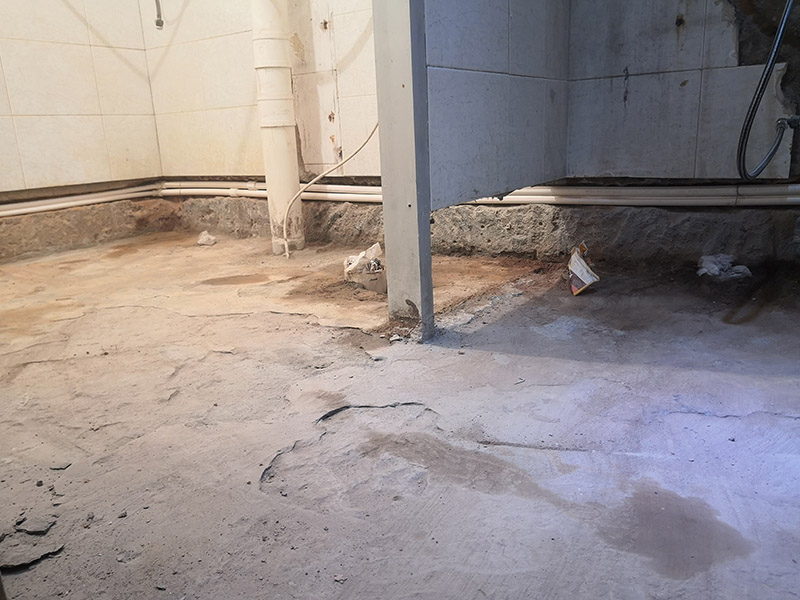 卫生间地面找平防水:卫生间做防水处理的第一步就是涂抹防水涂料，但是因为普通的住宅卫生间普遍都比较小，并且都会有管线穿过楼板的情况，因此在做卫生间防水时一般都是涂抹防水涂料而不是采用卷材来进行防水。 涂刷完防水涂料之后，再等涂料完全干燥后就可以进行闭水试验了。做闭水试验之前需要把卫生间的所有出入水口都堵住，然后在卫生间里放水，高大致在2厘米左右即可，然后等到第二天看一下卫生间楼下的天花板有没有漏水，还有看一下卫生间隔壁的墙体是否有渗水的情况。 卫生间防水处理的工作做完以后还需要将卫生间的一些垃圾和废弃的工具都清理干净，要保持地面和卫生间墙体的整洁。