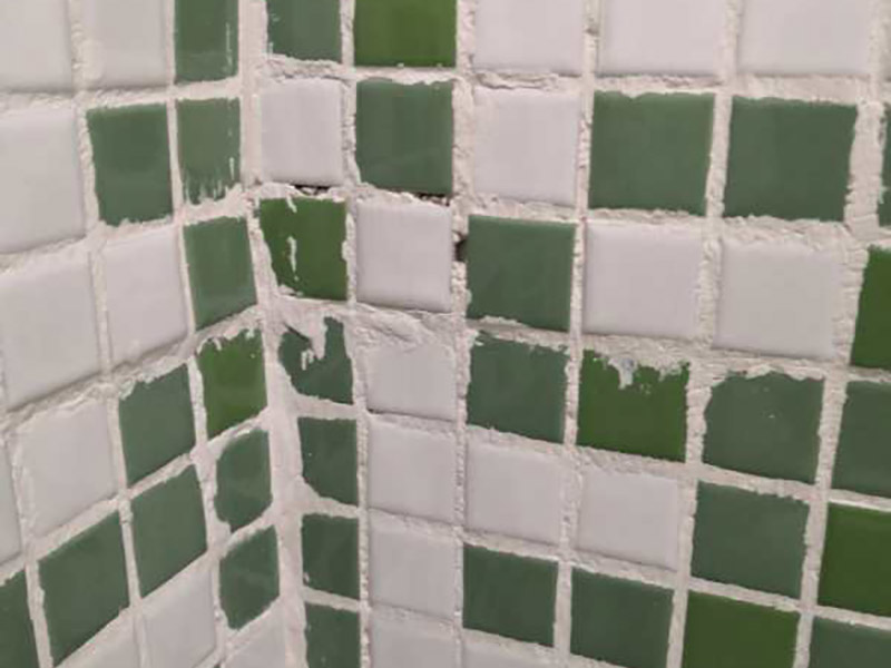浴室马赛克清缝：1、用抹灰刀把墙面处理平整，用干抹布处理掉墙面灰尘; 2、将马赛克粘合剂辅料用锯齿刮刀均匀铺于墙面2mm厚，用齿刀把表面刮成均匀条纹机理; 3、按顺序将马赛克贴于墙上，注意每片之间的距离，和颗粒之间的距离保持一致，每抹好一平米左右辅料基底并刮好纹理即可开始铺贴; 4、铺贴完用海绵刀轻拍，处理掉马赛克表面周边的胶泥辅料，便于填缝; 5、填缝1平米左右，10-15分钟后，就可以用湿毛巾或海绵擦拭表面残留的填缝剂，小心不要把缝隙里的填缝剂抹掉;