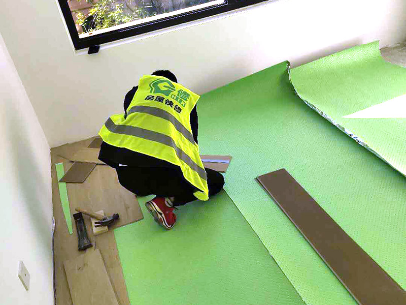 卧室木地板铺贴：直接粘贴铺法：这种铺设方法是将地板直接粘贴在地板，因此在铺设时，地面需要保持干燥平整个，我们在铺设时，最好用太长的木板铺设，否则容易出现翘起，最好选择那些长度在30cm以下实木或者软木地板进行铺设，那些小块的柚木或者拼花地板则可直接进行铺设。 适用的种类：拼花、软木地板以及复合木地板。 优缺点：安装简单方便，外观精美，但对施工要求较高，容易出现翘边。