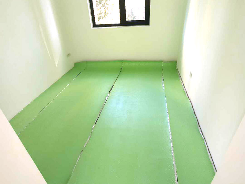 卧室木地板铺贴：直接粘贴铺法：这种铺设方法是将地板直接粘贴在地板，因此在铺设时，地面需要保持干燥平整个，我们在铺设时，最好用太长的木板铺设，否则容易出现翘起，最好选择那些长度在30cm以下实木或者软木地板进行铺设，那些小块的柚木或者拼花地板则可直接进行铺设。 适用的种类：拼花、软木地板以及复合木地板。 优缺点：安装简单方便，外观精美，但对施工要求较高，容易出现翘边。