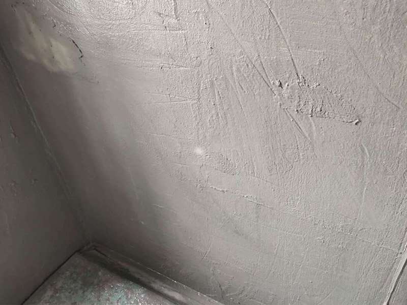 卫生间防水处理：首先就要把卫生间的地平面整平，地面不平，在涂刷防水涂料的时候就可能会涂不均匀，又或是地面因为不平而容易裂开，这即使是涂了防水涂料上去也会随着地面裂开。 卫生间的墙面上也需要做防水处理，一般都是自地平面向上在墙面上涂刷30cm，这是为了不让积水渗透到墙面里形成返潮；不过有许多家庭都会使用淋浴房，在这一块区就需要把防水涂料涂刷到180cm，这样喷头的水就不容易渗入墙内；如果是浴缸，那就把高度涂高到浴缸之上30cm。 防水层涂刷好后，需要凉一定的时间。这样是为了让防水层与墙面更好地融合在一起，以防止在之后的施工中对防水层造成破坏，这点在之后的铺地砖过程中犹其是要注意。 在墙与地面相接处，也包括角落部分，还有管与建筑效接处，这几个地方就要用高弹性的柔性防水涂料，这几个地方要特别注意，会漏水的地方经常是这几个地方。