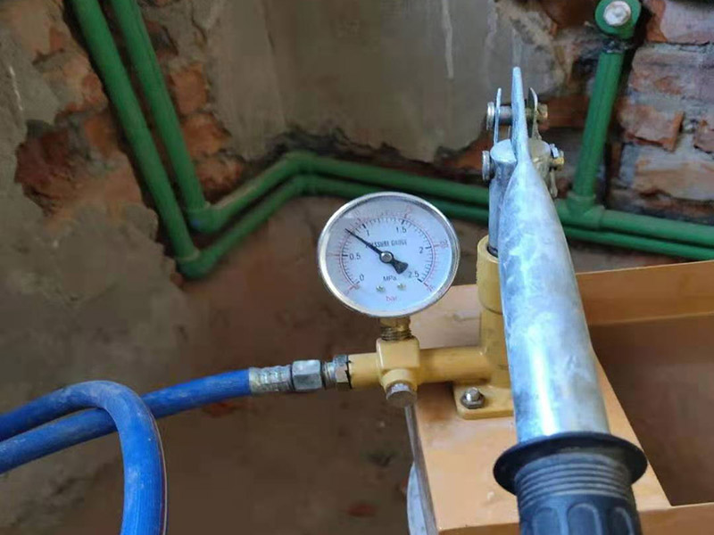 新装水管打压测试：堵住内所有的堵头，并将进水容总管的阀门关闭。测压时，把千斤顶的压杆摇至压力表的0.9-1.0之间，也就是说测压试验的压力要是正常水压的3倍左右。同材质的水管，其的测压试验的时间是不同的，焊接管的测压一般是30分钟，而非焊接管的测压一般4小时 如果出现了测压器表针下降、变动等现象，则说明水管的连接不紧密，重新安装。