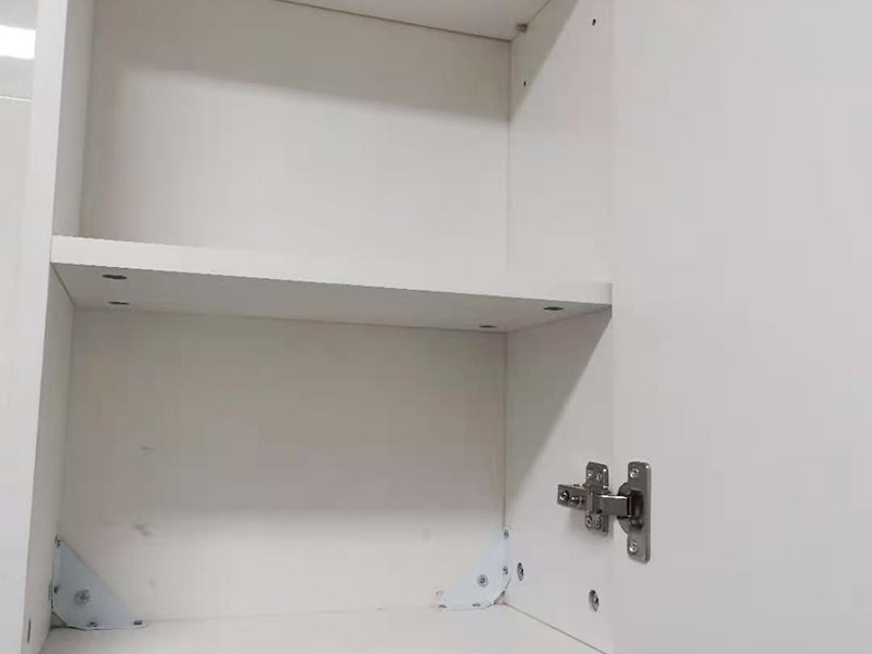 浴室柜打孔安装：挂墙式浴室柜主柜安装方法，但是按柜子挂铁片的孔位、孔距，量出孔在墙面上的位置。用冲击钻在墙面上打孔，再用已有的爆炸螺丝把柜子安装在墙上。还有用水平尺测量柜子是否安装水平，再把台面盆放在柜子上面。浴室柜一般距离地面的高度是80cm-85cm，根据使用人的身高和习惯可以略做调节。 落地式浴室柜安装方法，还有把金属脚装在柜体上，然后把柜子放在预设位置，调整金属脚使柜子平稳，再把台面盆放上柜子上面。 浴室镜安装方法，但是按镜子后面的挂镜片的孔位、孔距，量出孔在墙面上的位置。用冲击钻在墙面上打孔