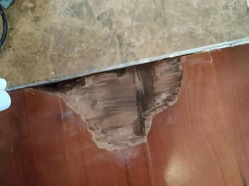 地板局部修补翻新：如果地板表面划痕不严重，建议用地板精油处理一下，地板精油可以对地板进行保护，让轻微划伤的地方不会加深变色；修复后出现气泡，可用幼砂纸轻轻磨去，最好在天气干燥时进行，会事半功倍。如果地板表面的漆膜没有坏，只是一点划伤印痕，可以在地板清洁后，用抛光蜡直接抛光。抛光蜡可以保护地板的光泽，让地板表面变得光滑，避免对划伤的地方进行更深的伤害。如果地板划痕的地方比较严重，地板漆膜破损或露白，可用水砂纸蘸肥皂水打磨、并擦干净，待干后进行局部补色，色干后再刷涂一道漆，干燥24小时后，用水砂纸磨光，然后擦地板蜡进行抛光。如果地板的划伤比较严重大面积，那么建议请专人的维修人员进行实木地板的翻新、或者更换。