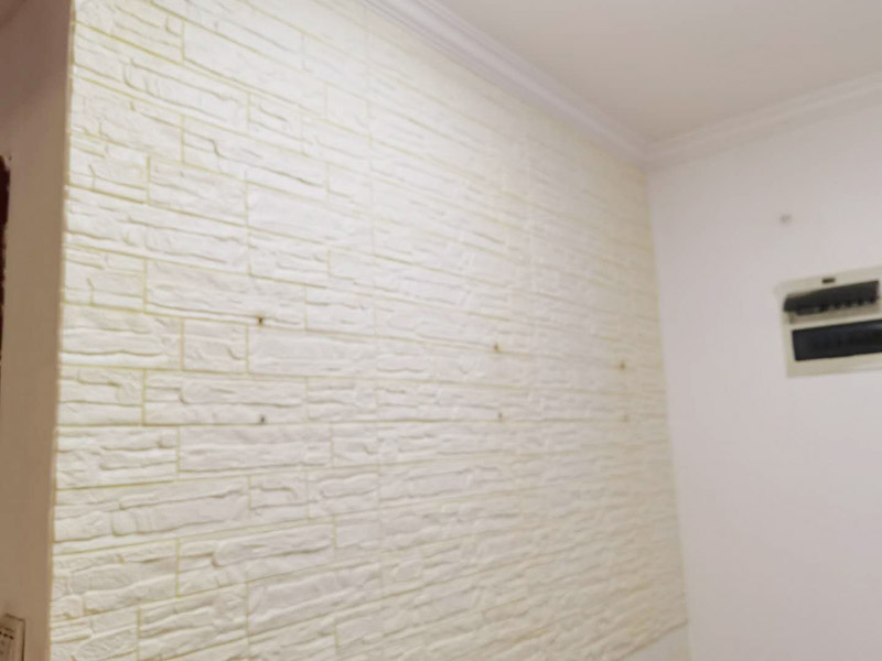 旧墙纸铲除翻新：对于表面光洁，质地类似于塑料的墙纸，可用手直接将其剥离。其剥离的步骤是，在墙体的顶端部分，用美工刀将墙纸的翘起，在用手捏住翘起的墙纸，将其往下慢慢的剥落。要注意的是，墙纸在从墙上剥离时，最好要从上往下剥离，这样的才能够更容易的将墙纸从墙上剥离下来。 对于较难拆除干净的墙纸，可先用美工刀，将墙纸沿着水平线割开，每条割缝间的间距大约在20-25厘米间，这样才能够保证墙纸剥除剂或温肥皂水能够，完全快速的渗透到墙纸的后面，将墙纸与墙壁间的胶粘剂软化。在胶粘剂软化后，就可直接将墙纸从墙壁上拆下来，或用工具将墙纸从墙壁上刮除。