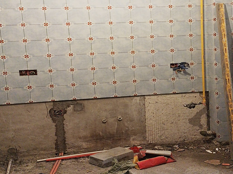 水电改造瓷砖铺贴：工人按走向进行墙面或地面开槽，开槽过程中，不允许出现墙面横向开槽大于30cm的现象，因为横向开槽将破坏整楼的承重，使得抗震能力降低而且墙面容易开裂。如果是保温墙的话，开很长的横槽有可能会导致开槽上部的保温层整体脱落。墙面开槽一般都应该是竖向垂直开槽。 埋入管线(包括布线和接好管道)和暗盒，电路施工时先安装管路，然后再穿导线，这样可以避免将来换线出现导线无法抽动的现象。穿管不能使用软管，防止出现死角。同时电路接头不要裸露在外面，应该安装在线盒内，分线盒之间不允许有接头。