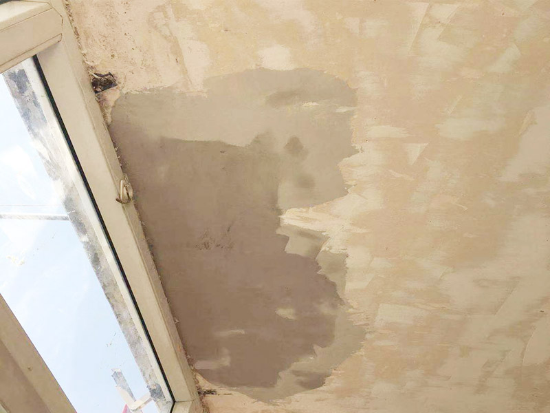 阳台墙面局部修补：一定要做好基层的处理，如果您家是二次装修墙面时，没有将以前的老墙的墙皮铲除干净，或者是只铲除了表层的腻子，那么修补墙面时，是会遗留下高低不平的部分墙皮的，此后，要是接着上刷界面剂或者腻子，那么很可能就会导致新刷的墙面出现开裂的情况。旧房要是在长期使用中受到了来自外界的冲击或者震动，是有可能造成局部墙面基层与墙体脱离的。 在修补墙面的时候，要是发现墙面出现渗水或者发霉的情况，是可以直接更换水管的，或者是进行修补，具体的操作方法是，先关闭上阀门，把水源断开后，然后将水龙头打开至合适的位置，是可以泄去水管内的大部分压力的。