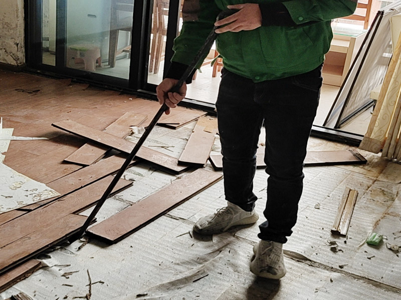 旧地板拆除施工：先从踢脚线的开始拆，用平口啰嗦刀沿着踢脚线开始划开。把踢脚线划开后，就能把踢脚边取下。再顺着松动的地板移动，让更大面积的地板继续松动。只到能方便取下，再动手取地板。虽然旧地板还能有利于价值，所以拆的时候要尽量保存完整。但在拆地板的时候，即使再小心都会有破损的，所以要有这些心理准备。
