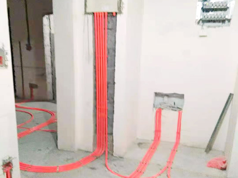 全屋电路布线：首先根据实际情况定位，定位完成后，电工根据定位和电路走向，开布线槽，线路槽很有讲究，要横平竖直，不过，规范的做法，不允许开横槽，因为会影响墙的承受力。布线一般采用线管暗埋的方式。线管有冷弯管和PVC管两种，冷弯管可以弯曲而不断裂，是布线的最好选择，因为它的转角是有弧度的，线可以随时更换，而不用开墙。冷弯管要用弯管工具，弧度应该是线管直径的10倍，这样穿线或拆线，才能顺利。