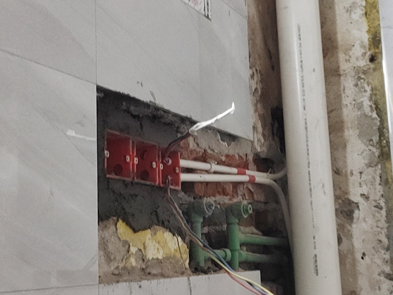 卫生间水电改造：电路工程时，必须先安装管道，然后再通过布线，以便在日后更换时布线不动。 通过管子不能用软管防止死角。 沿方向在墙或地面上创建凹槽。 侧沟会损害建筑物整体的负荷，抗震性能降低，墙面容易破碎，因此沟槽的开口部分不允许超过30cm。 测试水路压力，检查合格后留出回路的施工图。 图形必须与实际匹配。 图纸还应当标明布线规格和开关，插座的位置。