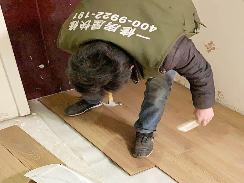 木地板铺贴维修：地面已经清理干净、平整之后，先要铺设一层防潮地垫(不一定非要铺在木质地面的木头下面)。这一层至少要20-30厘米(大约8英寸)在离墙大约预留1-3英寸的空隙。现在可以安装已经选好花色的地板了。需要注意的是所铺设的防潮地垫只需要铺设大致5—10排的地板。   安装时板子的前边(X-榫口)朝墙，从左角开始向右铺装。   要确保在地板与墙壁之间留有大约10mm的空隙。为了防止地板的第一行的地板滑动，必须用间隔的装置或者楔子固定。第一行余下的板通常用在第二行的开头。要确保第二行板的接口与第一行板的接口错开的长度至少30厘米。   将下一块板插入第二行的凹槽，并放置到水平状态。   下一块板按照一定的角度安在已经安装好的地板上，要保证地板比较长的一边与上一行板结合的尽可能紧密。