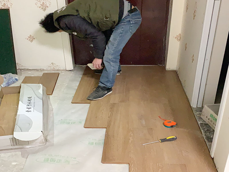 木地板铺贴维修：地面已经清理干净、平整之后，先要铺设一层防潮地垫(不一定非要铺在木质地面的木头下面)。这一层至少要20-30厘米(大约8英寸)在离墙大约预留1-3英寸的空隙。现在可以安装已经选好花色的地板了。需要注意的是所铺设的防潮地垫只需要铺设大致5—10排的地板。   安装时板子的前边(X-榫口)朝墙，从左角开始向右铺装。   要确保在地板与墙壁之间留有大约10mm的空隙。为了防止地板的第一行的地板滑动，必须用间隔的装置或者楔子固定。第一行余下的板通常用在第二行的开头。要确保第二行板的接口与第一行板的接口错开的长度至少30厘米。   将下一块板插入第二行的凹槽，并放置到水平状态。   下一块板按照一定的角度安在已经安装好的地板上，要保证地板比较长的一边与上一行板结合的尽可能紧密。