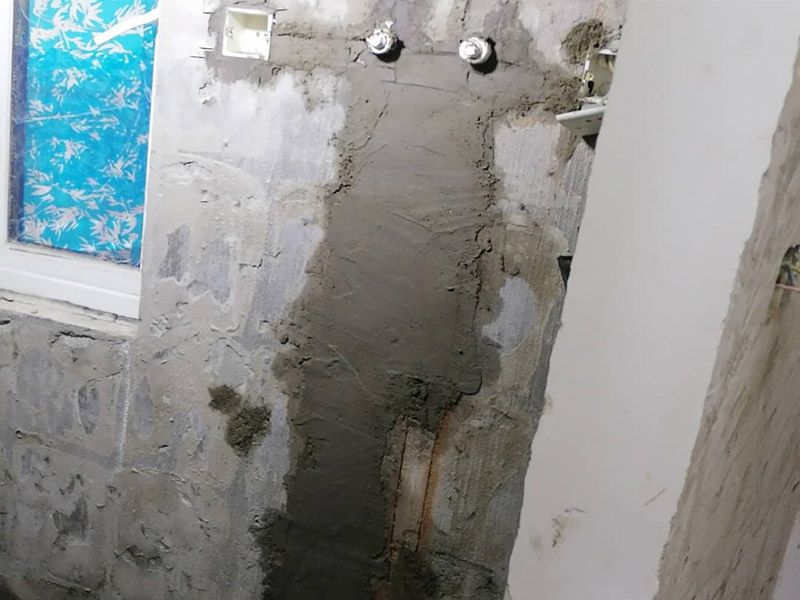 墙内水管安装维修：首先要根据自己家里的卫生间的布局,确定墙排马桶的安装位置,再弄好排水管。整个隐蔽式水箱的安装过程相对来说是简单的,整个过程大约6个小时就可以了。为了安装入墙水管过程中不必要的浪费行为，安装人员应量好所需管材的长度进行切割。管材切割采用专用管剪切断，管剪刀片卡口应调整到与所切割管径相符，旋转切断时应均匀加力，断管时，断面应同管轴线垂直，切断后，断口整圆截面无毛刺。