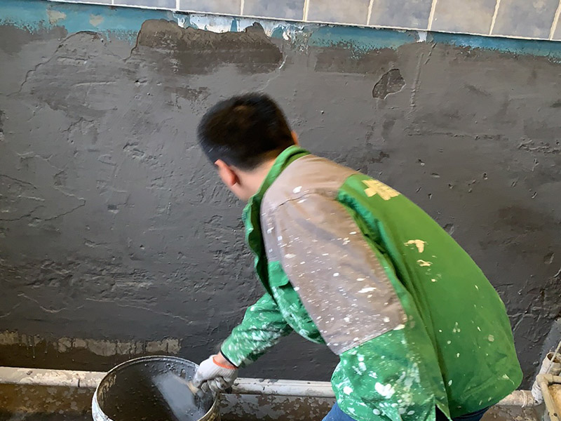 卫生间墙地面防水：1.利用水泥砂浆水泥砂浆或豆石混凝土铺平坡度。诀窍是：地漏附近坡度大，门口附近坡度小。 2.利用管根密封膏封严管线，管线要穿透楼板根部。刷防水涂料时可以贴1-2层玻璃丝布加强防水性。 3.墙壁表面打磨成干净平光没有颗粒灰尘，墙壁与地面的交接区域注意原角和坡角的设置。 4.聚氨酯防水涂膜由管根和墙角处开始进行涂抹，在常温下经过4小时放干后，再大面积涂抹和刮刷。注意涂料总厚度大于1. 5毫米，不能有漏刮和鼓泡的不良现象。24小时后立面涂刷下一层，之后再以垂直的方向进行二次涂刷。最后涂膜半固化，抛甩粗砂粒方便与水泥砂浆融合。 5.防水层的设置与具体区域有关。防水地面的防水层应高出地面200宽，地面防水层应超出卫生间门口以外300宽。而又淋浴的卫生间墙面防水层则应设置为高出地面1800宽。 6.展开闭水实验的时候，先完成防水工作再利用包立管方法。之后再局部进行防水。闭水试验也可为了避免破坏地面防水层而免做。