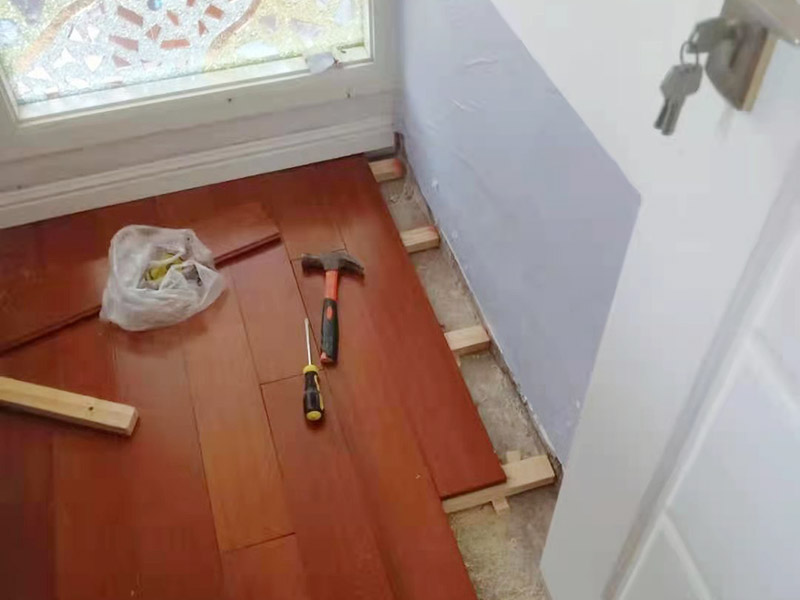 目前成都家庭装修，都流行用实木地板还是复合地板？