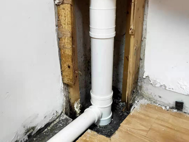 墙内水管漏水维修:第一时间关掉自家的供水阀门，让漏水带来的影响尽可能的缩小。需要找到水管漏水的地方，最常使用的方法是水管打压法。此方法需要将冷热水管用软管连接在一起使冷热水形成一个圈，总阀门关闭，所有出水口只留一个口接上试压器，其余关闭，这时试压器的指针读数为0。 摇动测压杆至指针读数到0.9-1.0之间，此时的水压应为正常水压的3-6倍。然后需要等待一定时间，不同管材需要的时间不一样，但最少也需要半个小时。此时查看压力值，如果降幅不超过0.5个压，就没有漏水。如果有漏点，压力就会下降较多。 找到了漏水点，我们就要对漏水的管道进行维修或更换。首先要凿开对应墙面，此过程中要注意对地板家居的保护。然后清理干净管道上的残渣，进行换新，连接好后要用防水胶对管道进行防水处理。