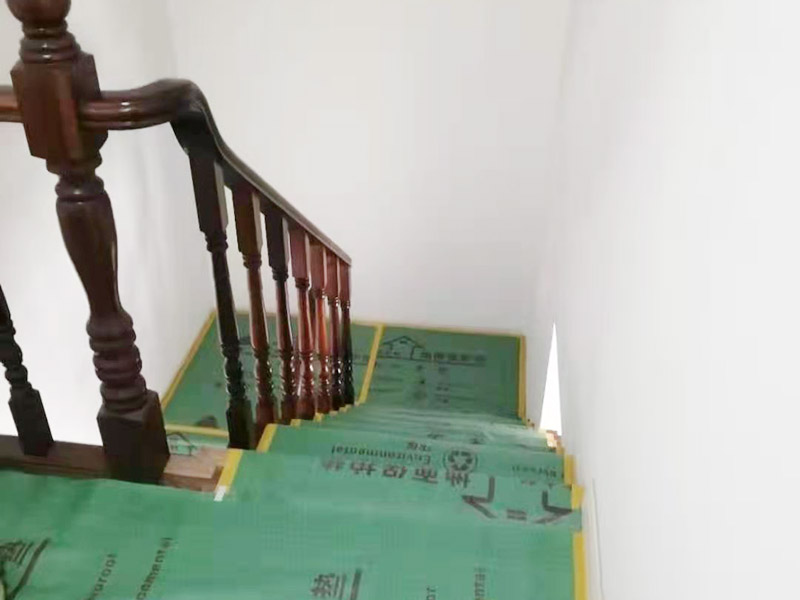 刷漆地面楼梯保护：踏步板、扶手等经常与人接触的部位相对其他构件寿命会较短，因此要定期上专用蜡或地板蜡保护。防止虫蛀。在安装楼梯时，可事先在水泥踏步上撒一些防虫剂，其次要保持楼梯的干燥，切勿受潮。要经常检查各部件连接部位，防止松动或是被虫蛀蚀。因为楼梯安装时，虽然工程师已将它们紧紧连为一体，可随着温度与湿度的不断变化，各构件都在发生着细微的物理变化。木制楼梯或加以金属或其他材质的构 件，通常都会因为塌陷、磨损、虫蛀或是真菌的侵袭而受损，这些都可以由专业人员修复。但更重要的是前期的保养，妥善的保养可以在很大程度上延长楼梯的使用寿命。