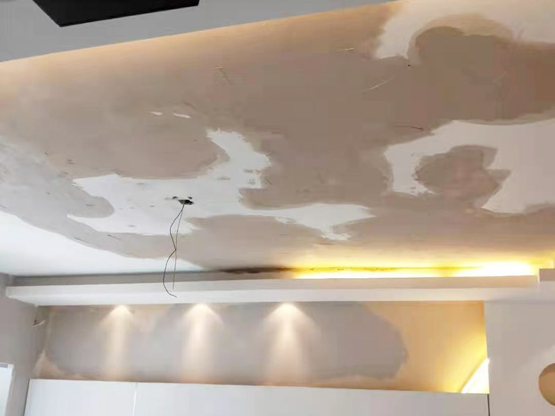 客厅天花板翻新：墙面有细小的白色粉末，表示墙内的盐分在水泥的干燥过程中被“析出”，此时，可用尼龙刷或铁刷将其刷除，观察几天后，确定不再有白色粉末析出，且待水泥墙面干燥磨平，便可上漆。若水泥墙表面白色粉末多且不断析出，将其清理后，可先上一道墙面底漆，预防日后盐分侵蚀，形成壁癌;也不要在三个月内使用油性涂料或不透水的壁纸涂刷或装修。以批土刀将批土填平凹洞裂缝，等到完全干燥后，再用砂纸磨平。底漆涂料是专门用于墙面不需特别处理的壁面，至于有问题的壁面就必须先针对其问题，选择特殊且专治此特殊问题的“底漆”。