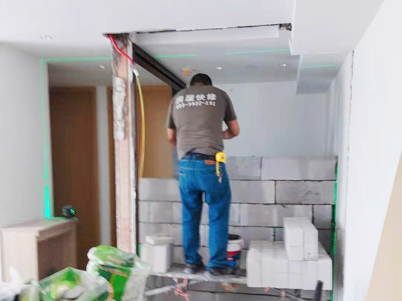 房屋局部改造：卫生间改造中水电的改造尤为重要且需要最早开始着手，由于会涉及到浴霸采暖、灯光的线路走向、水管的入墙等问题，所以在改造之前需制定一个详细的水电走向设计，从而提高安全质量以及满足装修业主们生活的需要。卫生间内的防水涂料是由地面延伸到墙面的，涂刷过程中精良的保证厚度均匀。还需要处理好地面和墙面交界处的各类管件的涂刷。待防水处理完全确定后，等待地面干透就可以做后续的工程了。
