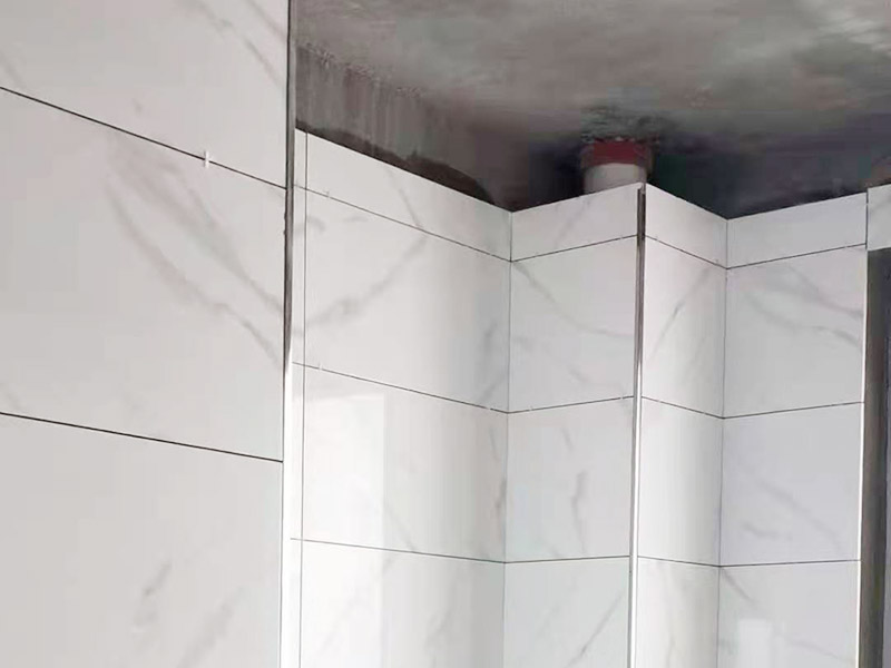 卫生间包管贴砖：红砖包管做法也较为常见，在家庭施工中也使用广泛。它的施工较为简单，我们只需将管道用红砖砌筑并将其包围，然后在红砖的表面用水泥砂浆将其磨平，最后再贴上墙面砖即可。用红砖进行包管可以有效的降低水管的使用噪音，同时它不容易出现变形、使用寿命长久。但红砖包管也存在一些不足：红砖占用的空间较大，在小卫生间不是很适用。