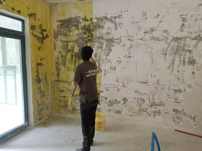 墙面基层刷墙固：什么是墙固？墙固是墙面固化胶，是用在水泥酥松的墙面上的起固定水泥砂浆防止水泥砂浆墙面掉渣的。墙固外观大都为乳白色胶液状，产品有多种颜色，主要以绿色、蓝色为主，涂刷色彩分布均匀，遮盖力强，干燥后不掉粉，不掉色，可随意清扫。