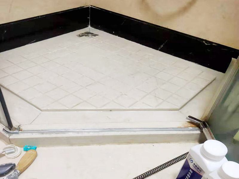 浴室钢化膜防水涂刷：浴室玻璃墙防水工程和涂料，因为浴室湿气比较重，所以都需要耐性比较好的，爆嗮不会裂开，低温性也要好的，高温不变软，绿树环保的，所以要选择那些具有防水，防腐特点的材料。