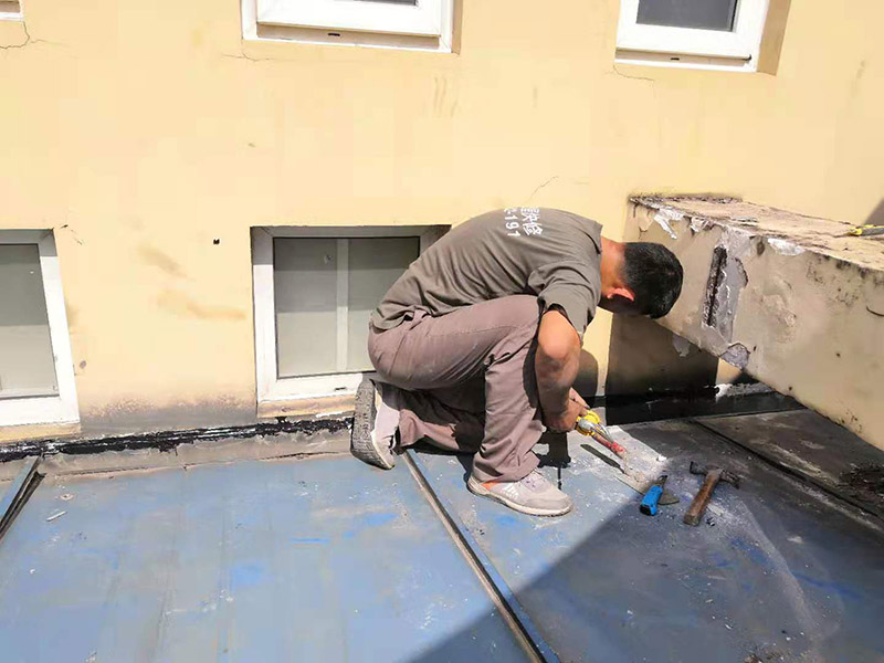 屋顶清理打胶防水：先做好节点、附加层和屋面排水比较集中部位的处理，然后由屋面最低标高处向上施工。铺贴天沟、檐口卷材时，宜顺天沟、檐口方向以减少搭接。按先高后低、先远后近的原则，先施工钢屋架坡屋面，后施工平屋面。