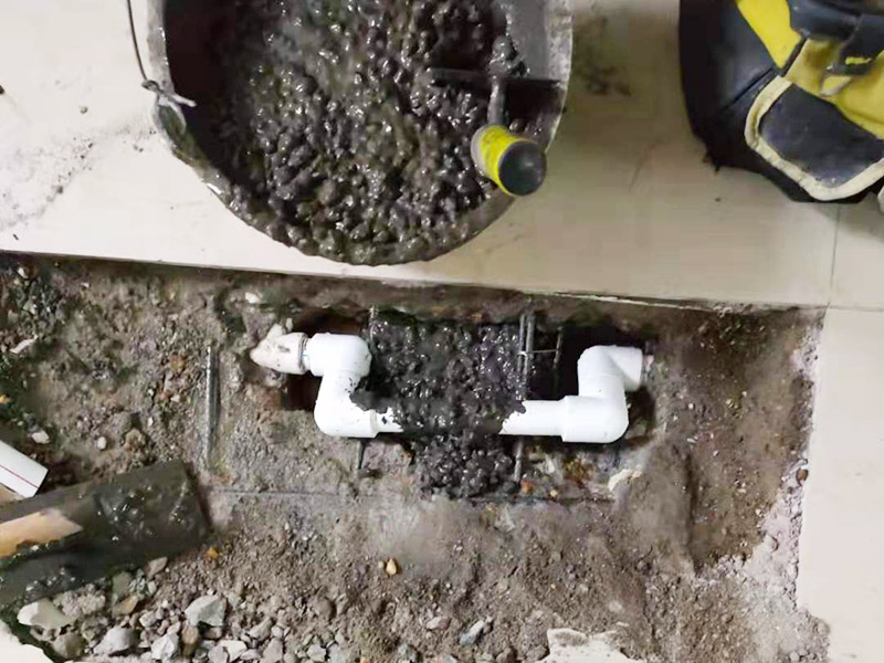 地面暗管漏水更换：最好的办法就是把渗漏处拆开，截去渗漏的部分，然后采用两头焊接束节加一小节水管的办法，把渗漏处修复。这样虽然麻烦，但修复效果好，可以达到长期不再渗漏的目的。