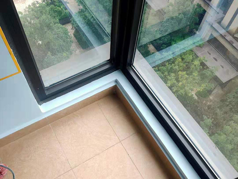 阳台窗框找平刷白：阳台漏水如果是窗户与墙体之间的接缝过大，可以将原有的老化或破损的密封材料剔除，然后将基层处理干净平整顺直。对于窗户与墙体较大的缝隙处用发泡胶填满，内、外侧及窗框、窗扇压条必须打满胶密封起来。