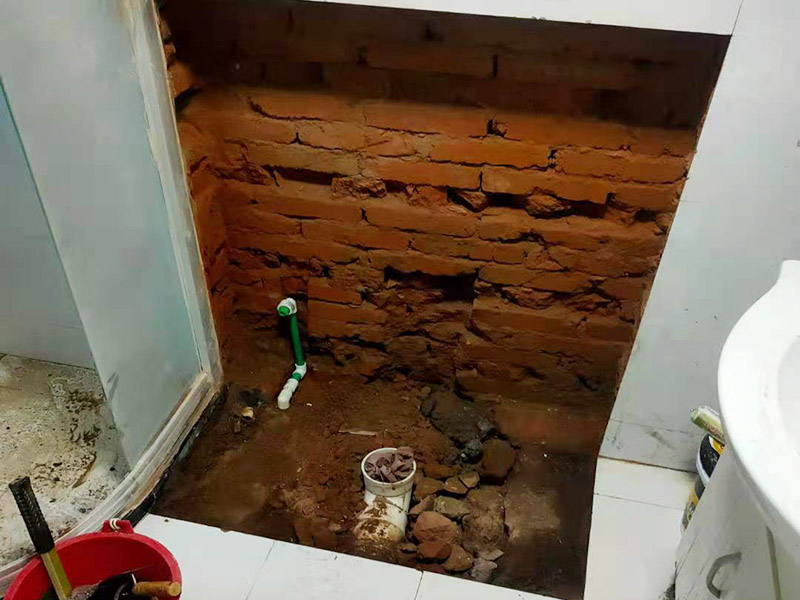 浴室墙内水管渗水维修
