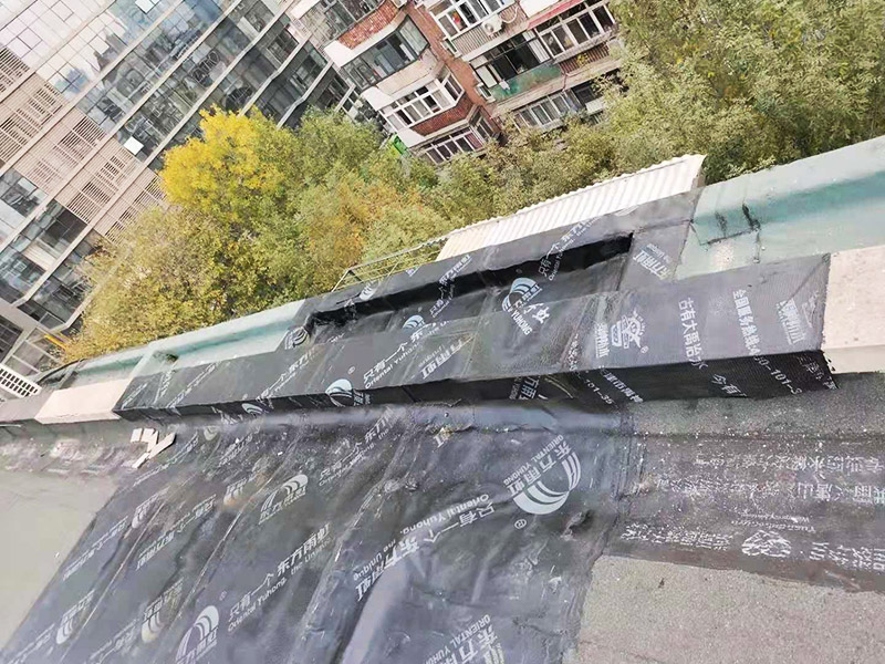 屋顶铺防水卷材