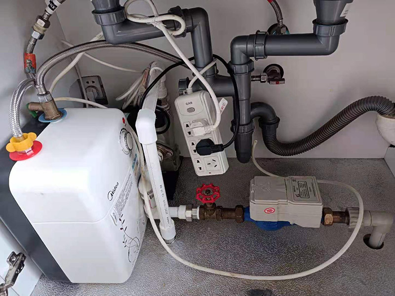 水槽下安装加压泵