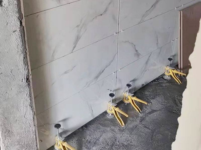 清水房卫生间贴砖