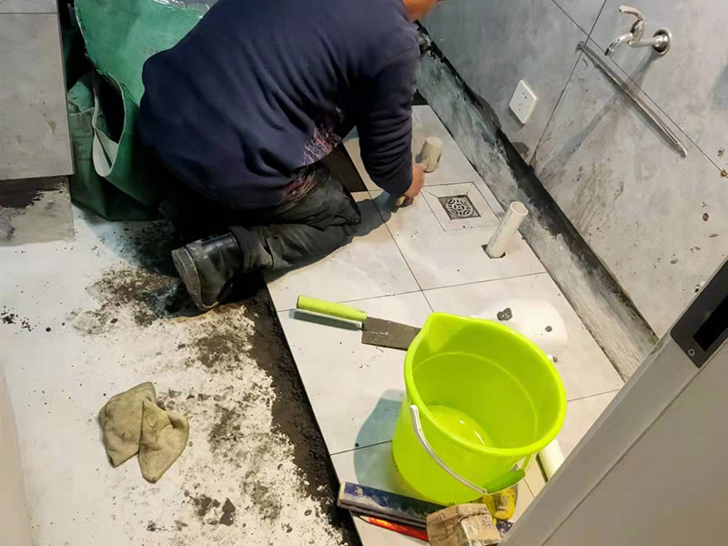 卫生间地面贴砖